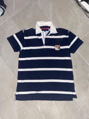 Tommy hilfiger piké - Riktigt snygg  Hilfiger piké i bra skick. Storlek small
