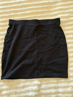 Svart kortkjol från h&m - Enkel och stilren svart kortkjol från h&m i mjuk bomull. 