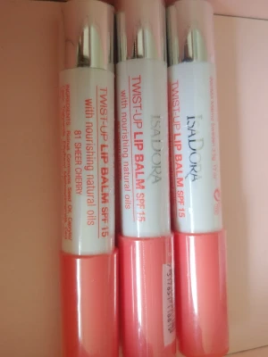Isadora Twist-Up Lip Balm SPF 15 - Isadora Twist-Up Lip Balm SPF 15 i färgen 81 Sheer Cherry. Läppbalsamet har en twist-up-funktion och innehåller vårdande naturliga oljor. Hylsan är vit och rosa med genomskinligt lock, och produkten ger en lätt rosa ton till läpparna.