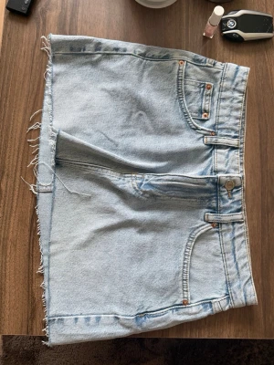Jeanskjol gina tricot - Aldrig använt. Superfin kjol i fin blå färg. Strl 34, slutsålda 