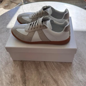 Masion margiela  - Säljer dessa riktigt feta masion margielas skor i storlek 41 men passar 42 tillåme. Innemåt 27 cm 😃skriv om fler bilder osv. Kan gå ner i pris vid snabb affär😃😃