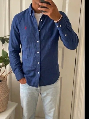 Marinblå Ralph Lauren linneskjorta  - Fint skick! Storleken motsvarar s Hör av dig vid frågor!