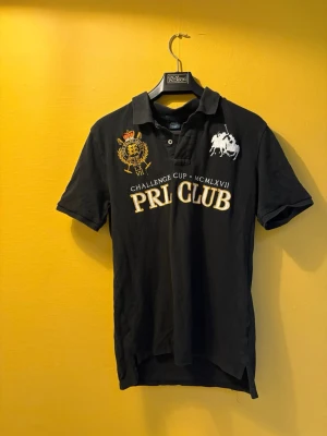 Svart pikétröja Ralph Lauren  - Svart pikétröja från PRL CLUB. Storlek S