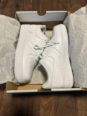 Nike Air Force 1 -07 oanvända  - Oanvända skor, storlek 42. Köpte tyvärr fel storlek. Helt i nyskick, nypris 1200 kr – perfekt för dig som vill ha snygga skor till ett bättre pris!