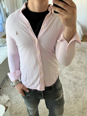 Ralph Lauren skjorta  - Ralph Lauren | skick 9/10 | Storlek M passar även S | Pris - 499kr | Modellen är ca 180cm lång | Hör av dig vid minsta fråga eller fundering!!