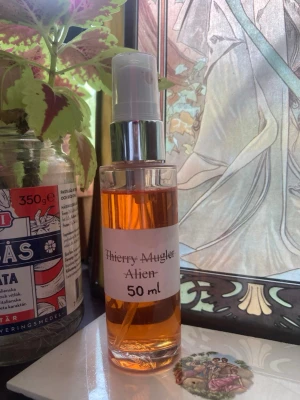 Parfym intense 50ml - Säljer en parfym intense på 50 ml. Koncentrationen av doftoljor är högre än i en edp vilket innebär att doften sitter kvar längre än en edp :)
