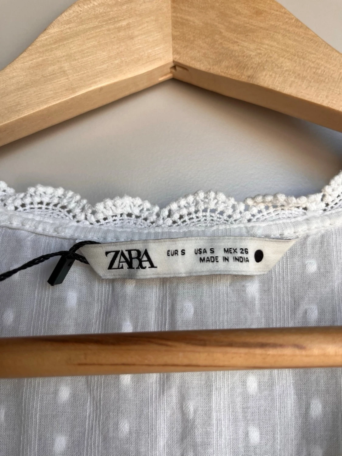 Vit broderad kortklänning med spets - 2