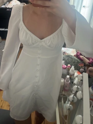 student klänning vit klänning  - sååå fin klänning perfekt till studenten, gammal från ginatricot så finns ej kvar på hemsidan men aldrig använd!!! kan skicka dagen efter den köpts💗