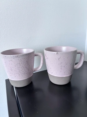 2 Rosa Muggar från märket Aida RAW - Jättefina muggar i en fin rosa färg. 