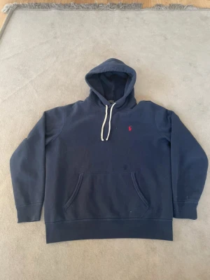Ralph louren hoddie  - Säljer min feta Raffe hoddie då den blivit för liten👕  Storlek L men passar även M. Mörkblå, mycket bra skick  Hör av er vid funderingar 🤗