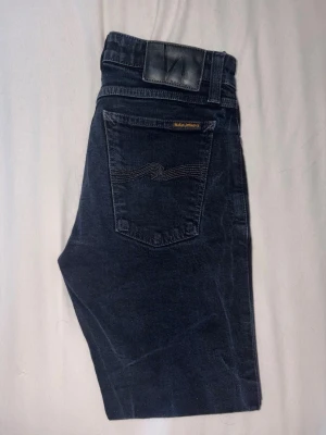 Svarta jeans från Nudie Jeans - ✅Säljer mina gamla svarta Nudie jeans, de är använda i ca 1 månad men är ändå i  riktigt bra skick✅ 👕 jeansen är 28 i Waist och 32 i Lenght, jeansen är helt äkta med inga problem 👕 🚚Fraktas samma dag som köp🚚 🤳Kontakta mig om ni har frågor svarar snabbt och svarar på alla frågor🤳 💸Förhandlingsbara priser💸