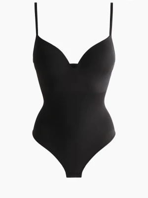 Svart shaping-body med tunna band - Säljer en svart shaping-body med tunna axelband och djup urringning. Den är stretchig och sitter jättefint på. Säljer pga att jag inte tycker svart passar på mig. Jätte fint skick! Den är från hm