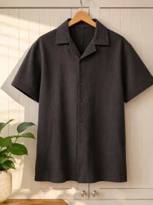 Snygg Svart Kortärmad Skjorta  - Storlek: L, Material: 100 % Polyester, utmärkt skick!