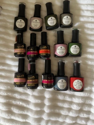 Professionel Nagellackspaket Magpie & Nail Systems - Professionella märken – rensar mina lådor!  En gelpolish kostar normalt ca 150 kr/st, men jag säljer allt för endast 350 kr.  Fantastisk kvalitet och underbara