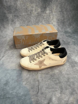 Golden Goose Skor - Hej! Säljer nu dessa jätte feta Golden Goose skor! Dem är använda men inte mycket och är i ett otroligt skick! Fråga gärna om ni har fler frågor!