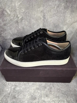 Lanvin cap toe  - Lanvin cap toe skor | size: uk 12 (45-46) | skick: nästan helt nya, endast testade | bara skorna som ingår | tveka inte på höra av dig! | mvh MD Closet🫡  