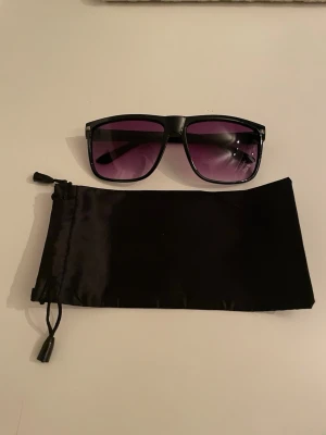R@yban liknande solglasögon - Tjena! Säljer nu dessa feta solglasögonen. Dem är nästan identiska med Rayban, form, färg och kvalité. Enda skillnaden är att dessa inte har någon Rayban , vilket är det man betalar för annars. Skicka ett pm vid intresse, skicka bud.