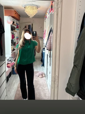 Grön kortärmad topp med hög krage - Snygg grön topp med hög krage som endast är använd vid ett tillfälle 💕