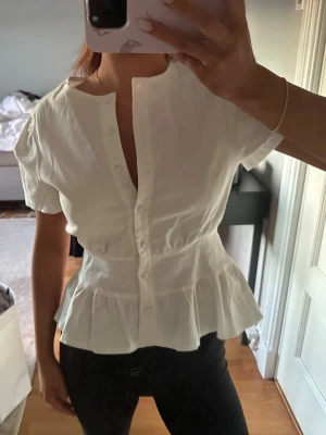 Vit blus  - Jättesöt vit blus från meet me there i storlek xs. Aldrig använd❤️