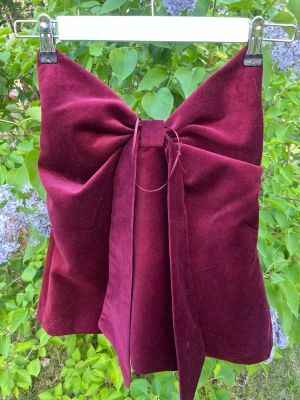 Elegant topp - Superfin, helt ny topp från Zara! Insydd några få cm men går nog enkelt att sprätta upp och ingenting som syns när den sitter på. Aldrig använd, prislappen kvar🌸 Tar gärna emot bud💕