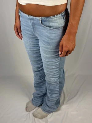 Superunika jeans - Superfina och unika jeans med nät på framsidan | Storlek 28 | Superbra skick! | Jag är 168cm lång och väger 60kg | Mått: Ytterbenslängd: 104cm. Midjebredd: 38cm. Lårbredd: 27cm. Fotöppning: 23cm. Kontakta mig vid fler frågor eller funderingar!💗