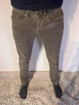 Dondup George Jeans - | Skick: 7/10 | Färg: Grå | Modell: 174cm 58kg | Vad inkluderas: Enbart Jeansen | Nypris: 2 600kr |