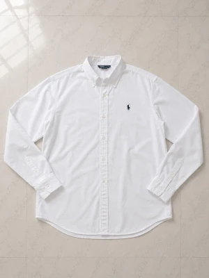 Vit Ralph Lauren skjorta  - Skick 9/10, storlek S och inga defekter. Hör av er vid funderingar!