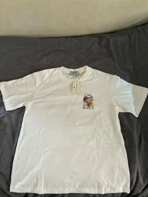 Vit Casa Blanca t-shirt - Casablanca T-shirt, säljer pga att jag inte föredrog passformen. Perfekt nu för sommaren om du vill sticka ut. Hör gärna av er vid frågor !