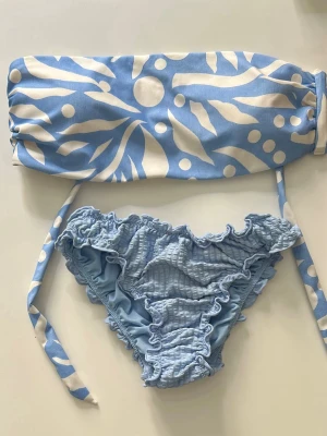 4 bikini och bandeau topp - Svart bikini i sammet Calzedonia, S Ljusblå bikini H&M, S Bikini med print, S Svart & vit bikini H&M, S  Bandeau topp Tally Weijl, M Allt i bra skick. Priset gäller allt.