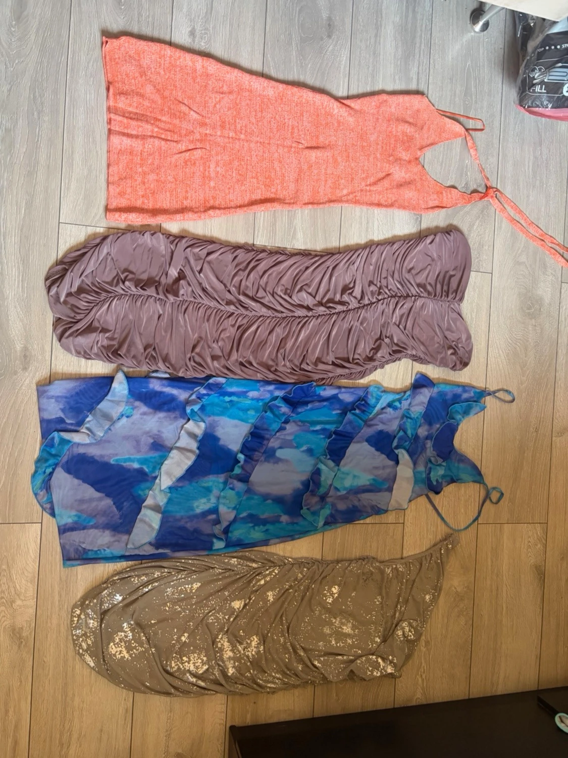 Paket med 4 trendiga klänningar