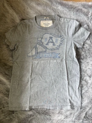 Abercombrie&Fitch T-shirt - Säljer denna eftertraktade t-shirt i mycket bra skick | Storlek S | Bara att höra av sig vid funderingar 🙌✅