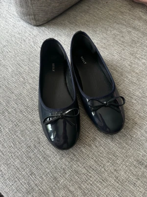 Mörkblå lackade ballerinaskor  - Jätte fina ballerinaskor från Nelly🌟