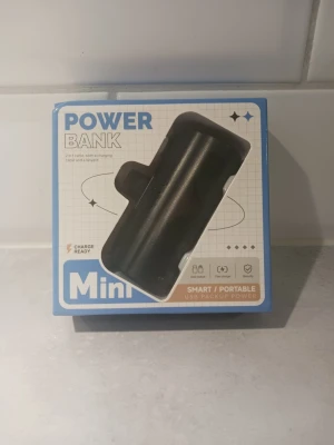 Mini Powerbank svart USB backup - Säljer en kompakt och smart powerbank i svart plast. Perfekt att ha med sig för att ladda mobilen när du är på språng. USB backup power, lätt att ta med i fickan eller väskan. Levereras i originalförpackning.