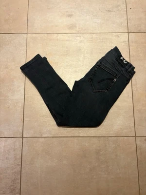Dondup george - Säljer ett par väldigt mörkblåa Dondup George jeans. I storlek 29. Skick 8/10 