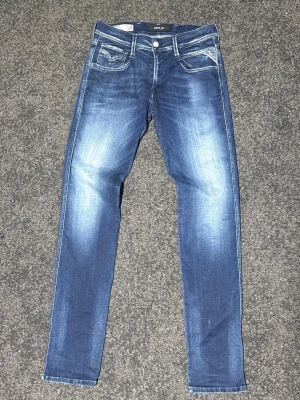 Replay Anbass 28/32 - Riktigt snygga replay anbass jeans i slim passform! Dom har nästan aldrig använts och är i nyskick! Storleken är 28/32.