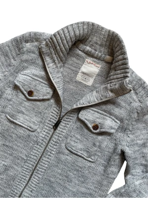 *Unik* Esprit Cardigan - En mycket trevlig stickad cardigan av märket Esprit! Passar storlek S! Hör av dig vid frågor! 