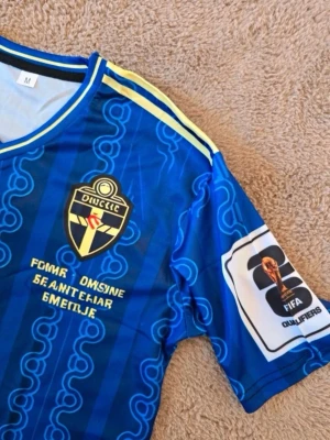 Gyokeres VM 2026 fotbollströja  - Säljer denna tröja då den är i fel storlek för mig. Den är helt oanvänd, men grejen är att den är feltryckt.