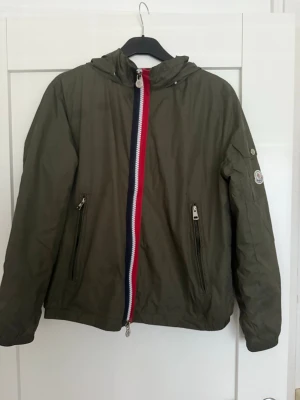 Moncler jacka - Hej säljer min Moncler jacka som inte passar mig längre den är använd ett fåtal gånger 