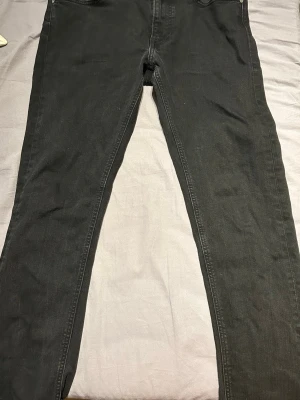 Svarta jeans - Säljer ett par snygga svarta jeans från LEE. Bra passform vanliga svarta jeans liksom. Hör av dig vid frågor.😁
