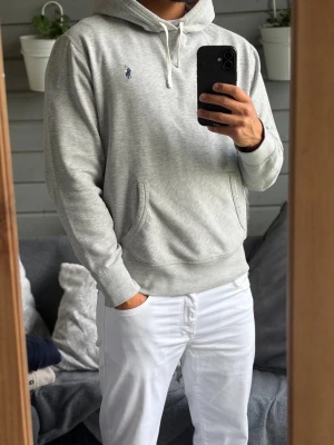 Polo Ralph Lauren hoodie - Säljer denna riktigt sköna ljusgråa hoodien från Polo Ralph Lauren med klassisk huva och vita dragsnören i storlek M. Hoodien har inga defekter alls! Bara att kontakta vid funderingar!🌟