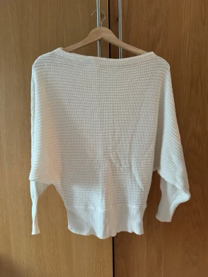 Off-shoulder stickad tröja  - Jättesöt off-shoulder stickad tröja ifrån NA-KD 💞 Den är använd men knappt nopprig och i ett fint skick ändå 🙌 priset kan diskuteras vid snabb försäljning. Skriv för fler bilder! 