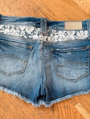 Tommy hilfiger Jeans shorts Dam - Trendiga jeans shorts perfekt till sommaren. Inga defekter, redo att användas. Storlek 27/S dam