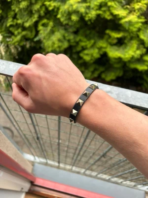 Valentino armband - Valentino armband till salu! | skick 8/10 | one size | svart och guld colorway | unisex | pris: 999kr retail: 3000+ (förhandlingsbart vid snabb affär) | för fler frågor eller funderingar kontakta dm! Med vänlig hälsning, näsets resell