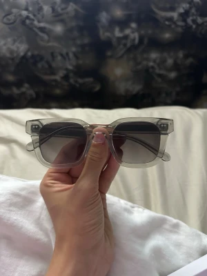 Chimi solglasögon - Äkta Chimis i model 04M Grey. Köpta på Nk i Göteborg kvitto finns. Fodralet är borta men kartongen finns se bild. Stiliga glasögon perfekt inför sommaren. Passar till många outfits🤩hör av er vid funderignar