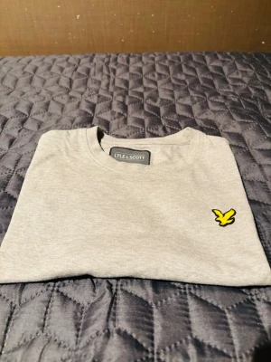 Lyle & Scott t-shirt  - Väldigt fin Lyle & Scott t- shirt i mycket bra skick och utan defekter.