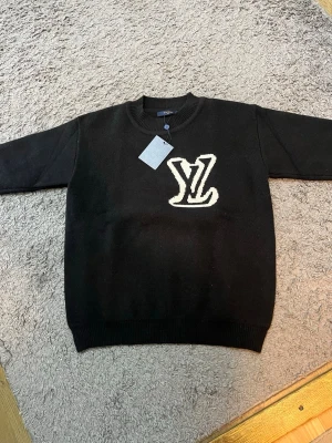 Louis Vuitton Tröja - Louis Vuitton Black Knit Sweater 🖤 Elegant svart stickad tröja från Louis Vuitton i mycket fint skick. Klassisk design med hög komfort och premiumkvalitet som passar både vardag och mer uppklädda tillfällen.  📏 Storlek: [ange storlek] 🧵 Material: Stickad premiumblandning ✅ Skick: Mycket bra, endast normalt använd 📦 Skickas snabbt och väl paketerad 📸 Fler bilder kan skickas vid intresse  En tidlös designertröja som passar perfekt till alla outfits.