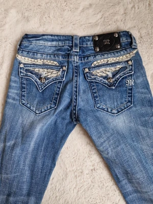Lågmidjade bootcut miss me jeans - Så coola utsvängda miss me jeans!! Ända defekterna är jaken i sidorna på benen, men de är båda på innersidorna av benen och syns inte när de är på 💞 Storlek 26 men skulle säga att de är ungefär xxs/xs