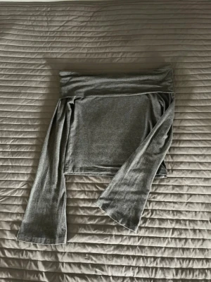 Grå offshoulder topp från Kappahl - Trendig grå offshoulder topp från Kappahl med långa ärmar. köpte den på vinted men har själv aldrig använt den, inga defekter