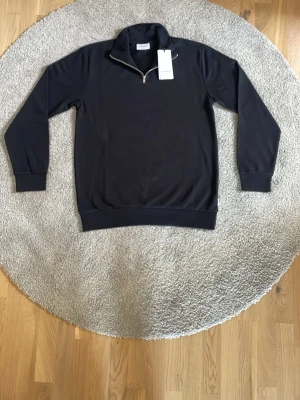 Svart Lindbergh Halfzip  - Säljer en sprillans ny Lindbergh halfzip i storlek M. Den har aldrig använts och är helt ny. Den passar perfekt till allt, skola, middagar och golf! Nypris är 800. Hör av er vid frågor eller funderingar. Pris kan diskuteras! 