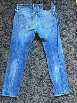 Jacob Cohen Jeans - Säljer ett par Jacob Cohen Jeans i storlek 33, dem är i väldigt bra skick och har feta fades, dem sitter slimfit. Jeansen är tillverkade i Italien med väldigt hög kvalitativt material. Nypris på dessa ligger på 4000 men jag säljer för endast 499 då jag vill bli av med dem. Kom gärna med frågor och priset är diskuterbart!